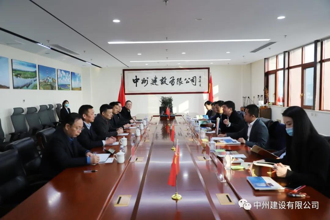 大唐河南清潔能源有限責(zé)任公司總經(jīng)理王永民、金風(fēng)科技集團(tuán)國內(nèi)營銷中心副總經(jīng)理韓明剛一行到我司參觀考察